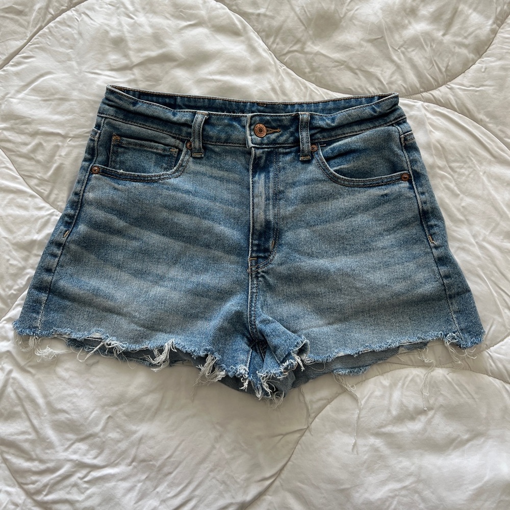 Stretchy, high waisted jean shorts size 6